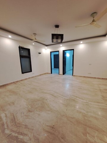 Room in 3 BHK Builder Floor at Unitech South City II, Sector 50 – for Rent