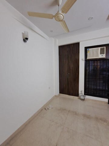 Room in 3 BHK Builder Floor at Unitech South City II, Sector 50 – for Rent