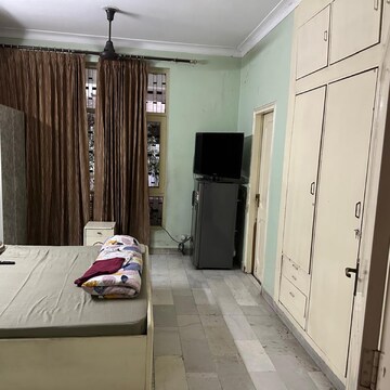 Bedroom in 6 BHK Independent House at Dlf Phase ii – for Sale