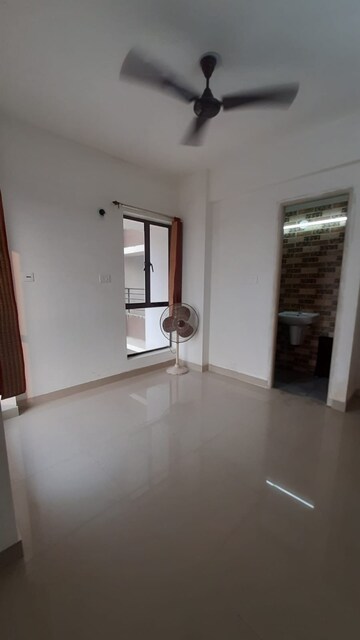 Room in 2 BHK Apartment at Shrachi Greenwood Nest, Rajarhat New Town – for Rent