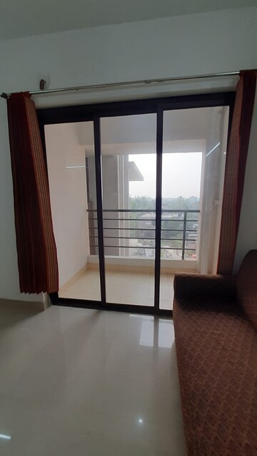 Room in 2 BHK Apartment at Shrachi Greenwood Nest, Rajarhat New Town – for Rent