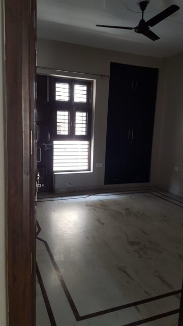 Room in 2 BHK Builder Floor at Sector 38 – for Rent