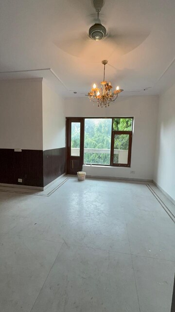 Room in 3 BHK Builder Floor at Sukhdev Vihar – for Rent