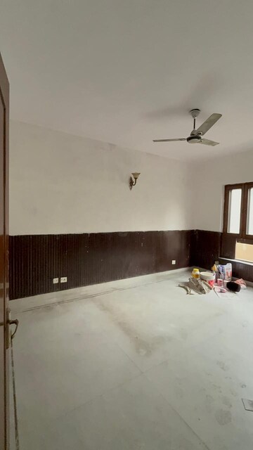 Room in 3 BHK Builder Floor at Sukhdev Vihar – for Rent