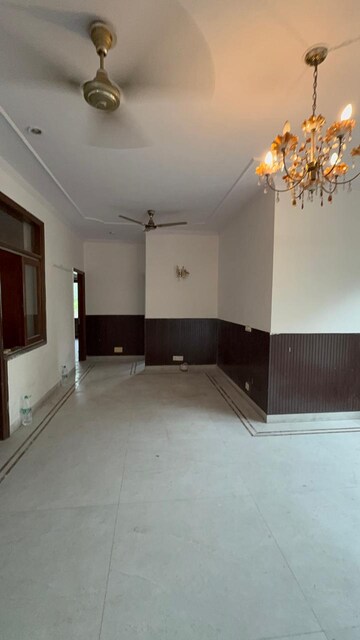 Room in 3 BHK Builder Floor at Sukhdev Vihar – for Rent