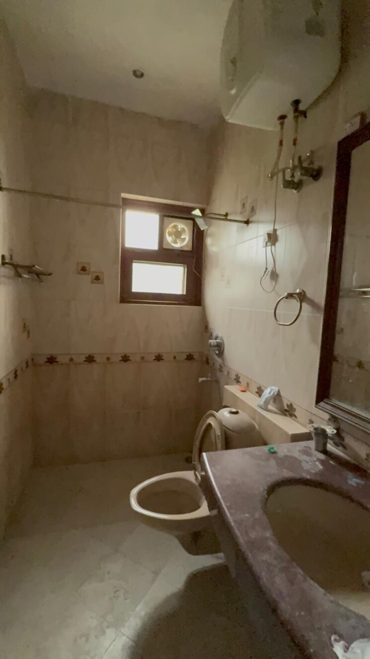 Bathroom, sukhdev vihar 3 Bedroom 1800 Sq.Ft. Builder Floor In Sukhdev Vihar Delhi 9166681