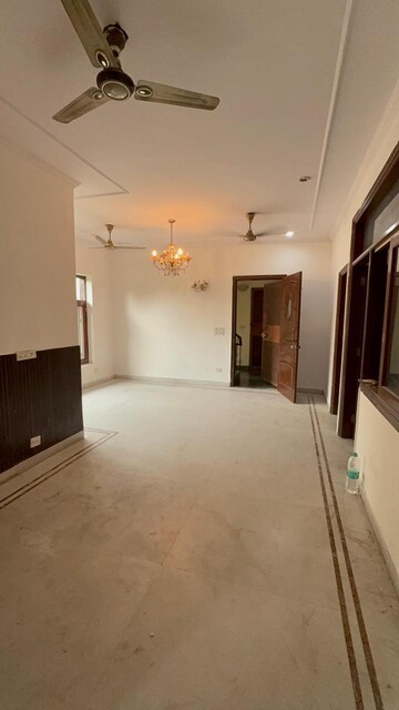 Room in 3 BHK Builder Floor at Sukhdev Vihar – for Rent
