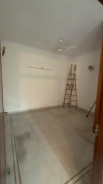 Room in 3 BHK Builder Floor at Sukhdev Vihar – for Rent