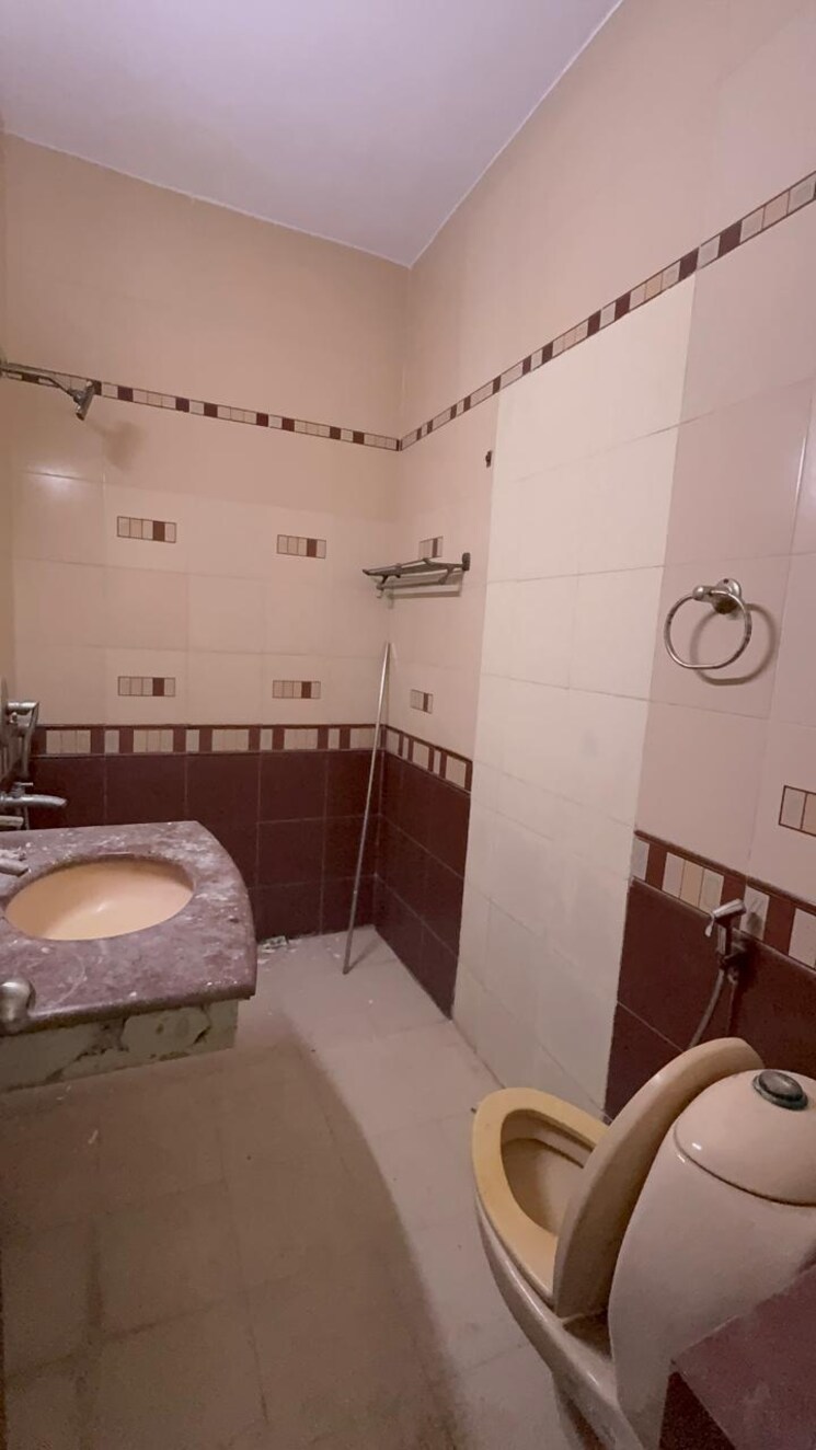 Bathroom, sukhdev vihar 3 Bedroom 1800 Sq.Ft. Builder Floor In Sukhdev Vihar Delhi 9166681