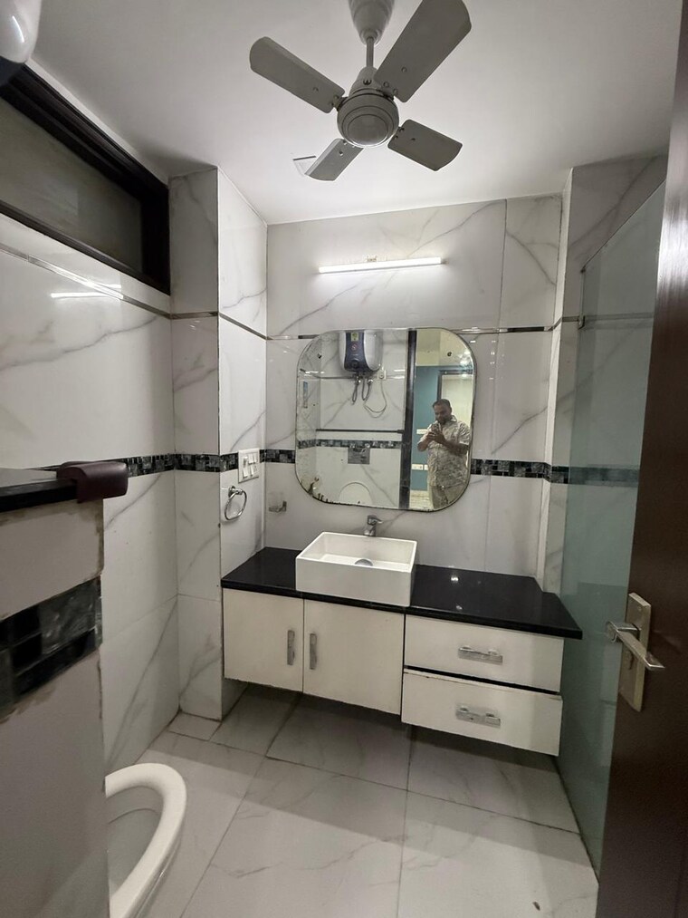 Bathroom, kalkaji 4 Bedroom 2400 Sq.Ft. Builder Floor In Kalkaji Delhi 9166735