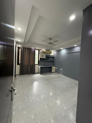 Room in 4 BHK Builder Floor at Kalkaji – for Rent