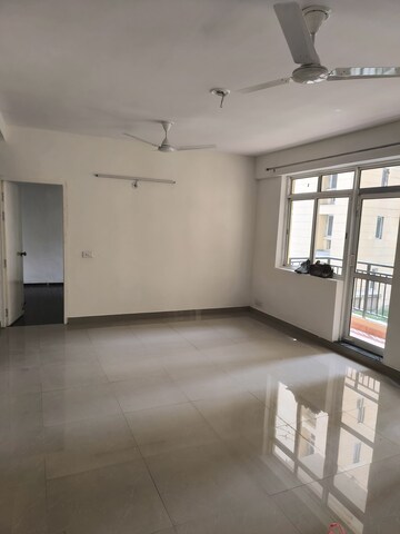 Room in 3 BHK Apartment at Sikka Kaamna Greens, Sector 143a Noida – for Rent