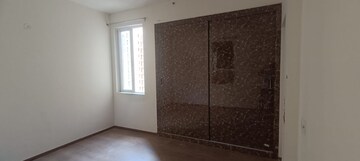 Room in 3 BHK Apartment at Sikka Karnam Greens, Sector 143b – for Rent