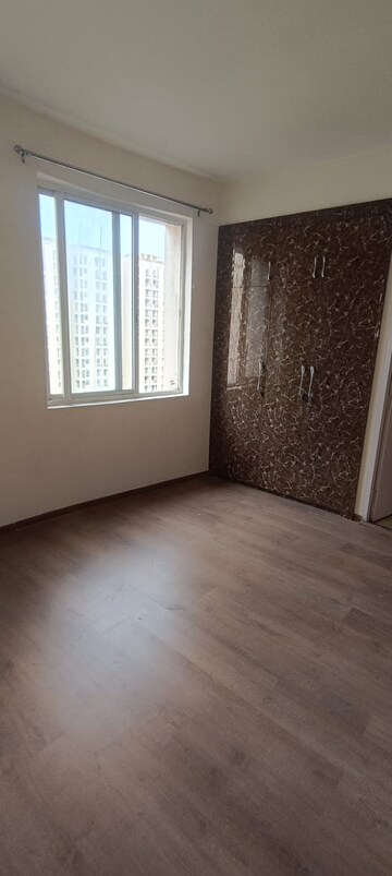 Room in 3 BHK Apartment at Sikka Karnam Greens, Sector 143b – for Rent