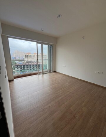 Room in 3 BHK Apartment at Embassy One Thane, Panch Pakhadi – for Rent