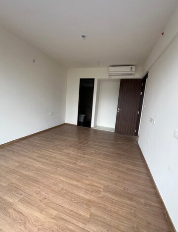 Room in 3 BHK Apartment at Embassy One Thane, Panch Pakhadi – for Rent