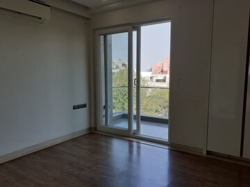 Room in 4 BHK Builder Floor at South Extension – for Rent