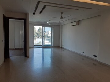 Room in 4 BHK Builder Floor at South Extension – for Rent