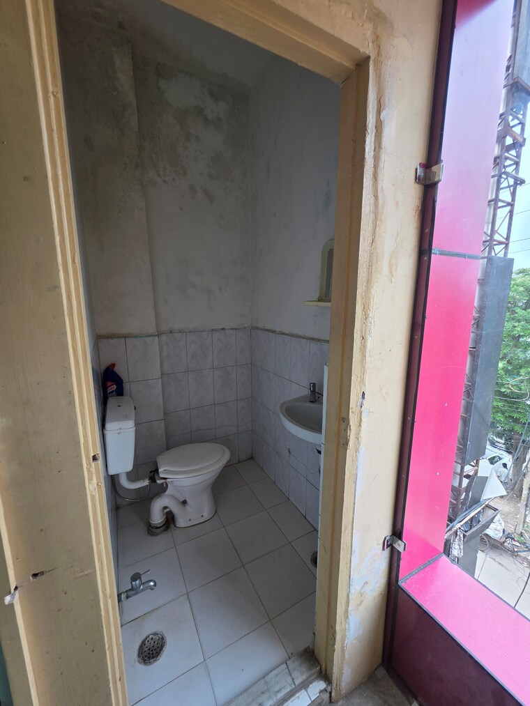 Bathroom, vasundhara sector 12 Commercial Office Space 800 Sq.Ft. In Vasundhara Sector 12 Ghaziabad 9167324