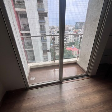 Room in 3.5 BHK Apartment at Gera Trinity Towers, Kharadi – for Rent