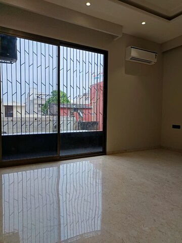 Room in 3 BHK Builder Floor at Greater Kailash ii – for Rent