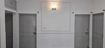 Room in 3 BHK Apartment at Vasant Kunj – for Rent