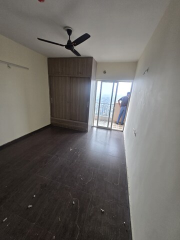 Room in 2 BHK Apartment at Landcraft Golf Links, Pandav Nagar – for Rent