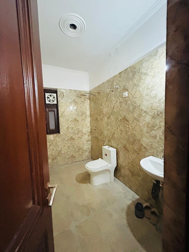 Bathroom, freedom fighters enclave 2 Bedroom 1000 Sq.Ft. Apartment In Freedom Fighters Enclave Delhi 9167587
