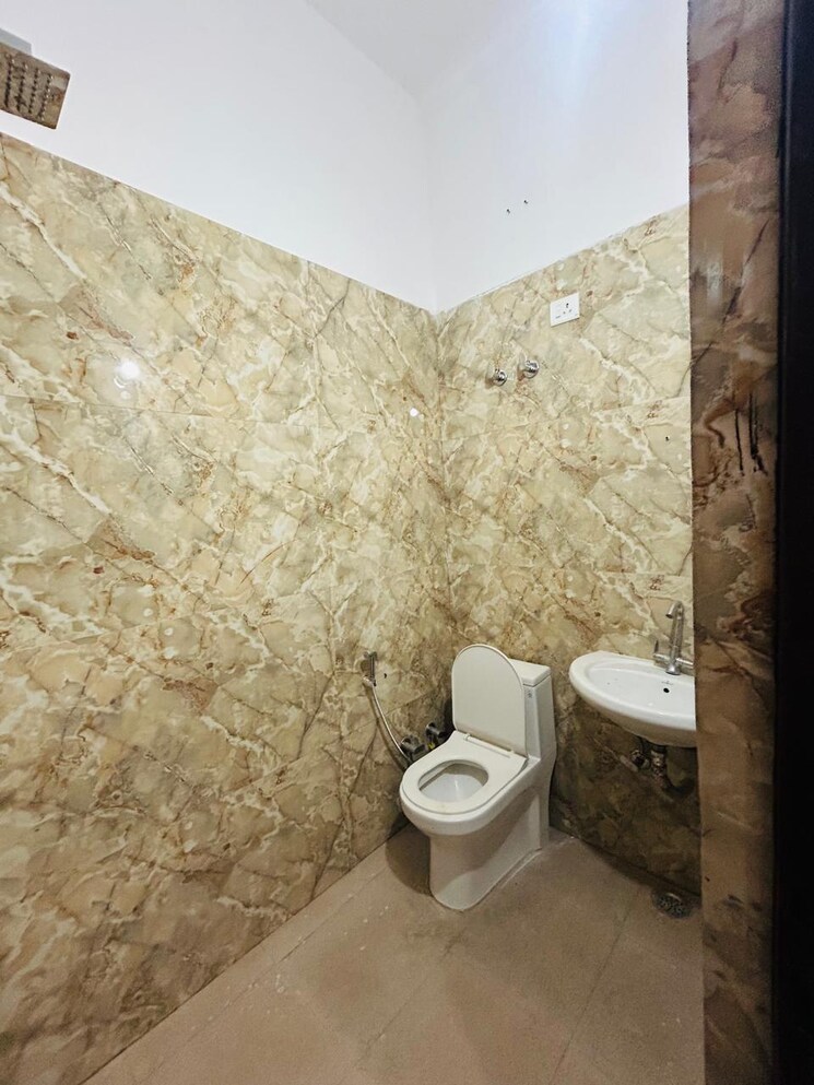 Bathroom, freedom fighters enclave 2 Bedroom 1000 Sq.Ft. Apartment In Freedom Fighters Enclave Delhi 9167587