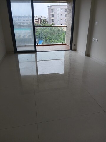 Room in 3 BHK Apartment at Vile Parle East – for Rent