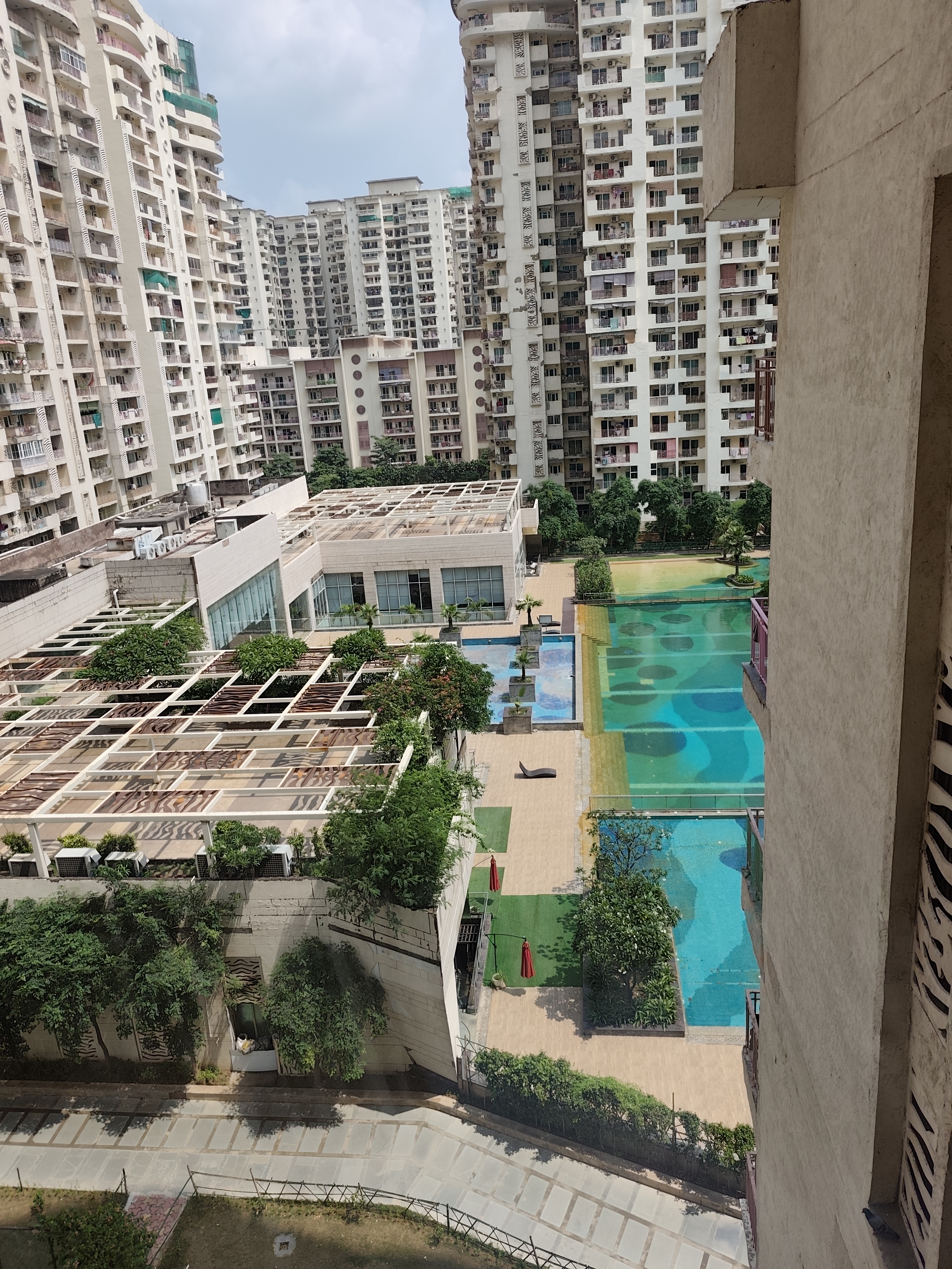 3 BHK + Servant Room Apartment For Rent in Mahagun Moderne