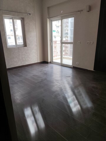 Room in 3 BHK Apartment at Mahagun Moderne, Sector 78 – for Rent