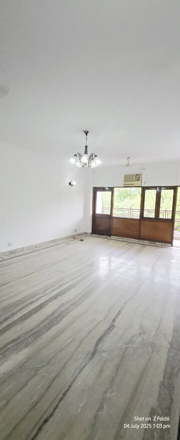 Room in 4 BHK Builder Floor at Sarvodaya Enclave – for Rent