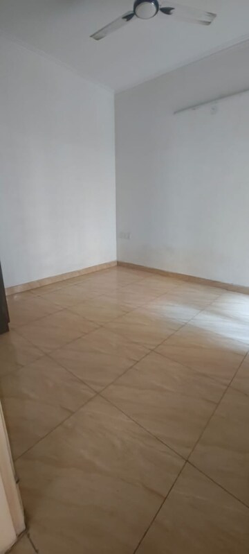 Room in 2 BHK Apartment at Gaur City 7th Avenue, Sector 4 Greater Noida – for Rent