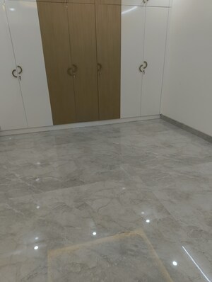 Room in 4 BHK Apartment at Vasant Kunj – for Sale