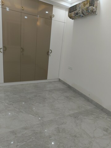 Room in 4 BHK Apartment at Vasant Kunj – for Sale