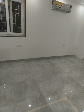 Room in 4 BHK Apartment at Vasant Kunj – for Sale