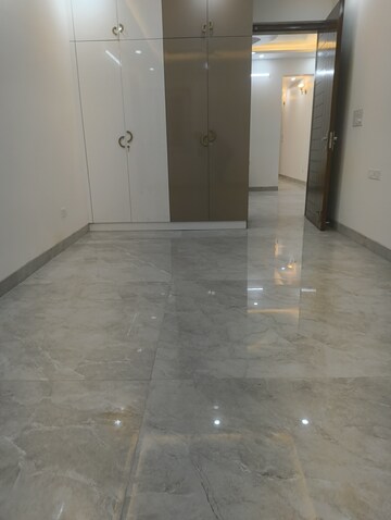 Room in 4 BHK Apartment at Vasant Kunj – for Sale