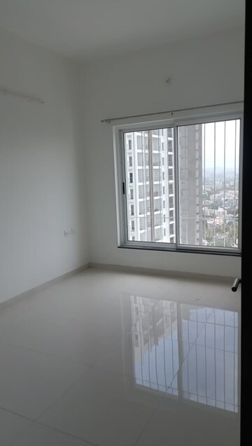 Room in 2 BHK Apartment at Runwal The Central Park, Chinchwad – for Rent