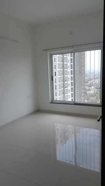 Room in 2 BHK Apartment at Runwal The Central Park, Chinchwad – for Rent