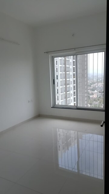 Room in 2 BHK Apartment at Runwal The Central Park, Chinchwad – for Rent