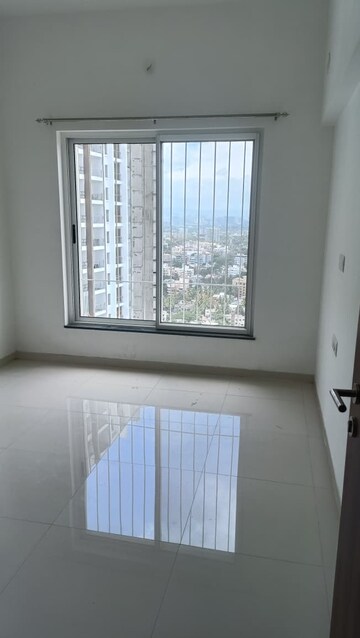 Room in 2 BHK Apartment at Runwal The Central Park, Chinchwad – for Rent