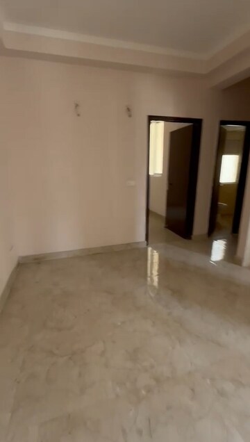 Room in 2 BHK Apartment at Amrapali Golf Homes, Sector 4 Greater Noida – for Rent