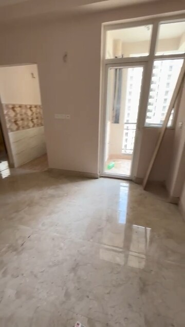Room in 2 BHK Apartment at Amrapali Golf Homes, Sector 4 Greater Noida – for Rent