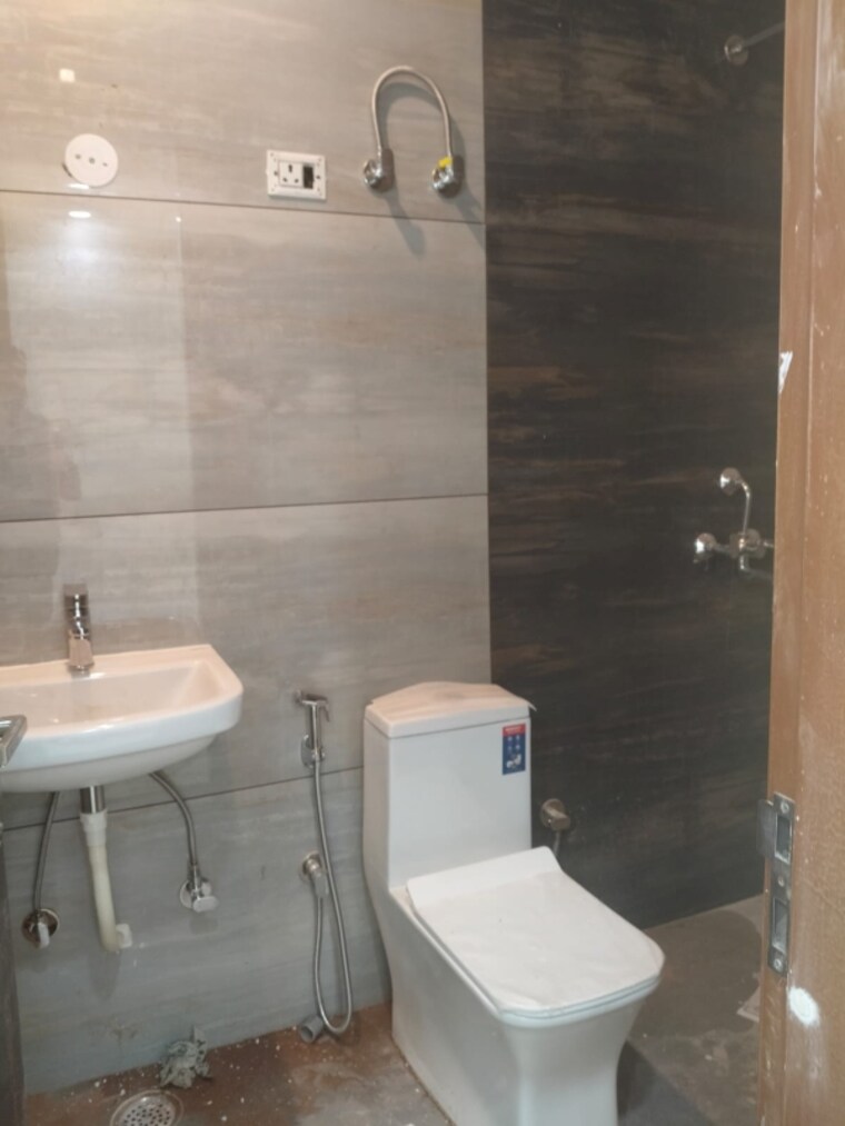 Attached Bathroom, greenwood-city 2 Bedroom 300 Sq.Yd. Builder Floor In Sector 40 Gurgaon 9168088