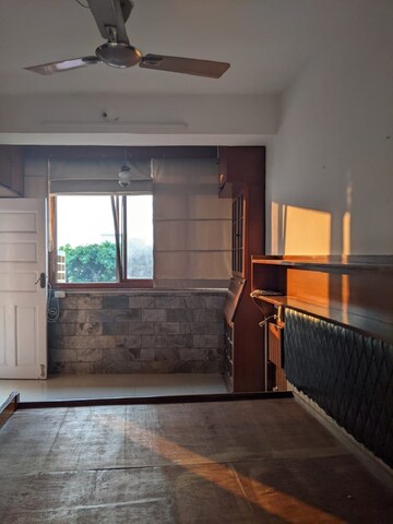 Bedroom in 1.5 BHK Apartment at Bandra West – for Rent