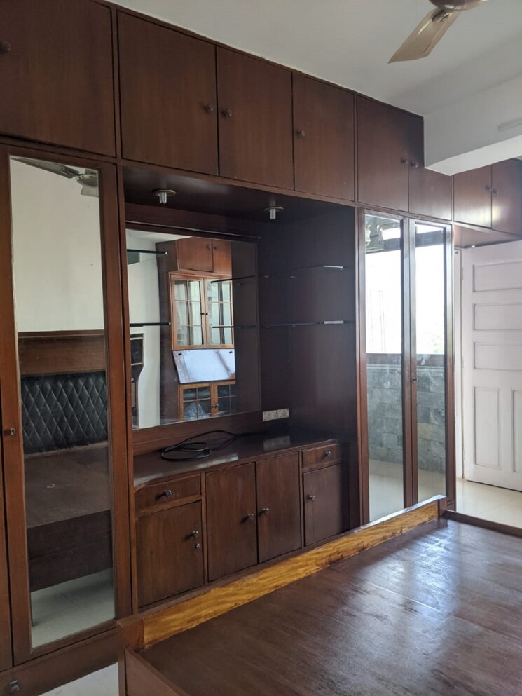 Room, bandra west 1.5 Bedroom 550 Sq.Ft. Apartment In Bandra West Mumbai 9167907