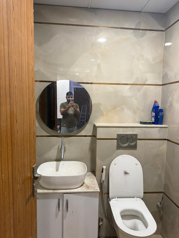 Bathroom, jal-vayu-vihar-noida 3.5 Bedroom 2300 Sq.Ft. Apartment In Sector 21 Noida 9168131