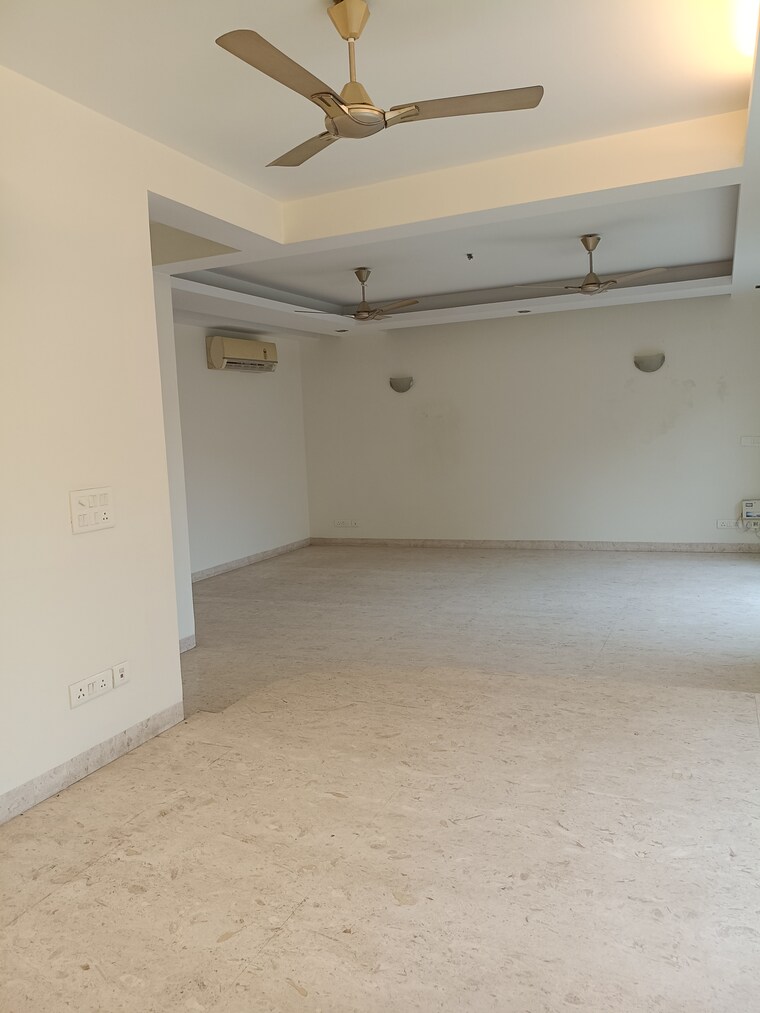 Room, new friends colony 4 Bedroom 300 Sq.Yd. Builder Floor In New Friends Colony Delhi 9168188
