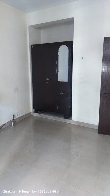 Room in 3 BHK Apartment at Skyline Park, Vip Road – for Rent